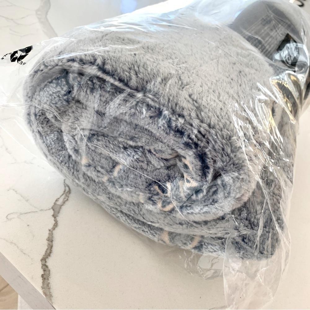 ๐ BT21 Blue Glow-in-the-Dark Constellations Plush Throw Blanket 55 x 38 inches - Picture 6 of 7